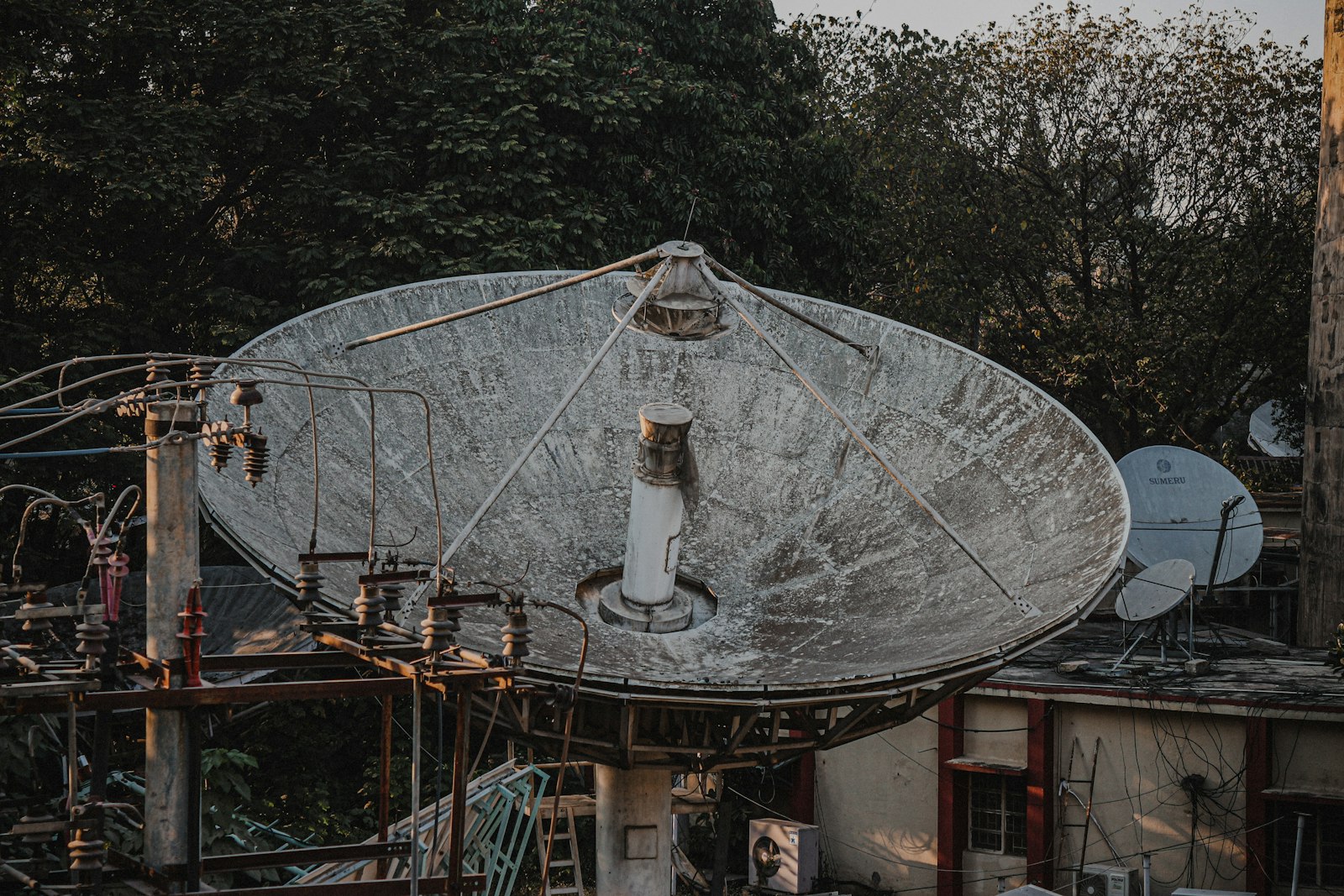 Heavy duty parabolic dish receiver setup